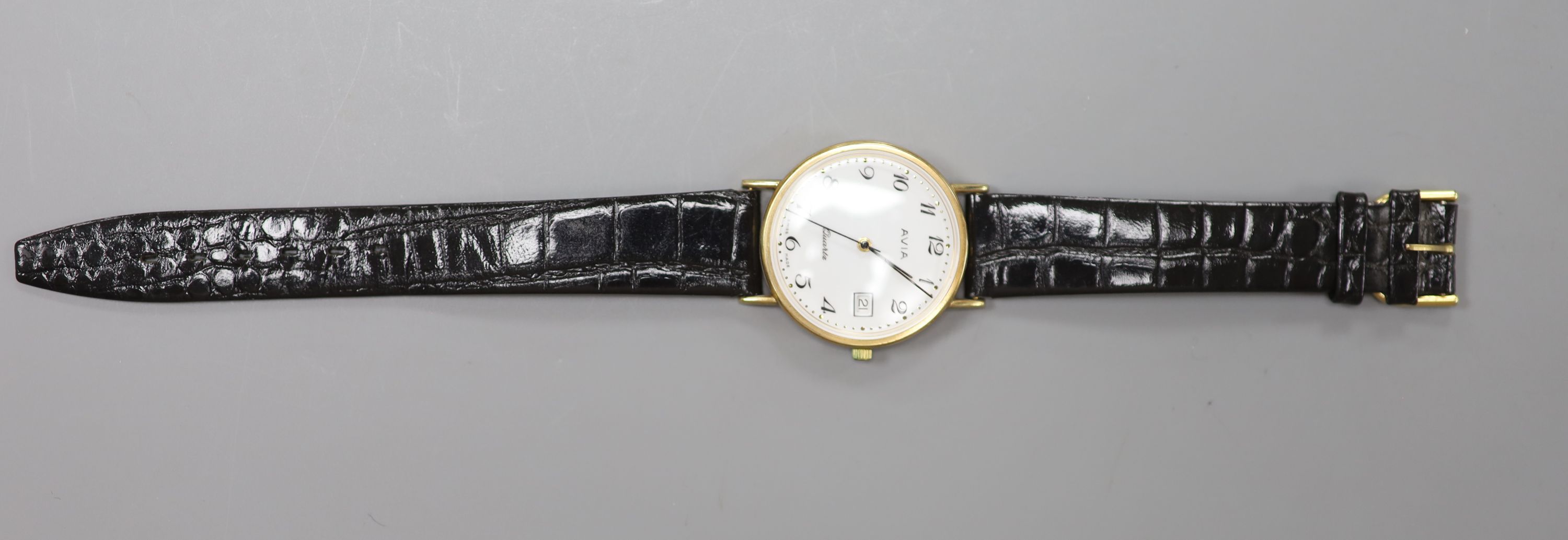A gentleman's modern 9ct gold Avia quartz wrist watch, on associated strap, cased diameter 33mm, gross weight 22.1 grams.